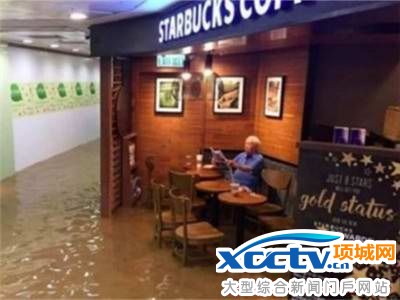 老伯洪水中喝咖啡走红 爆笑恶搞PS图汇总
