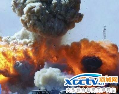 老伯洪水中喝咖啡走红 爆笑恶搞PS图汇总