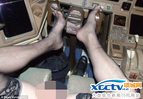 画面太污!英国飞行员在驾驶舱拍不雅照被停职4