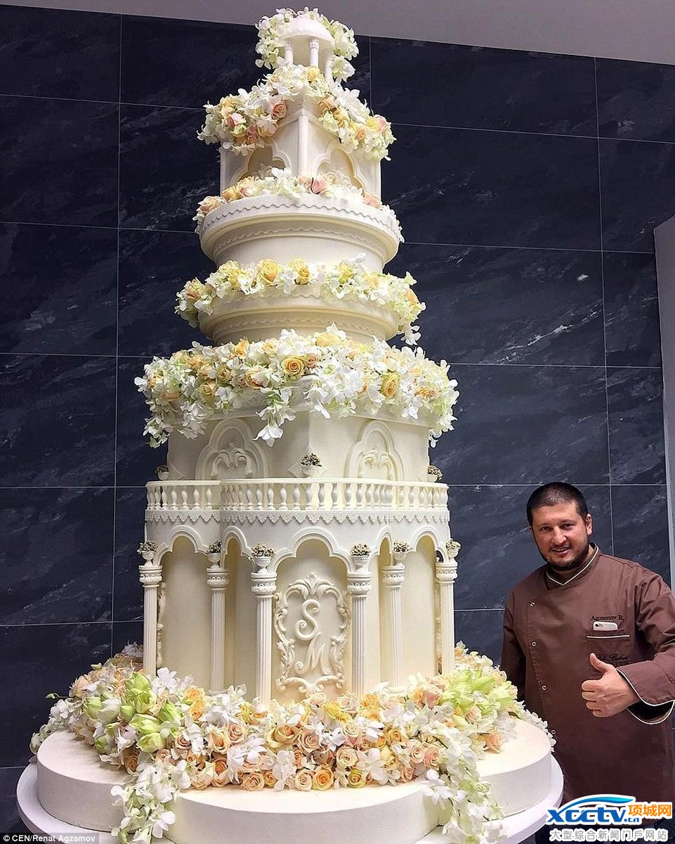 10英尺(3米)高的大蛋糕