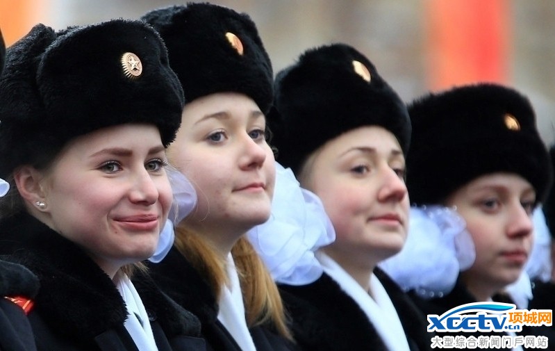 ����˹��УŮ��