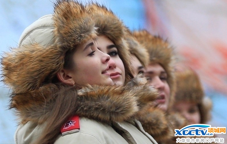 女兵参加红场大阅兵,眼神迷人