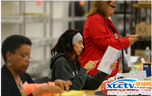 民众参加提前投票