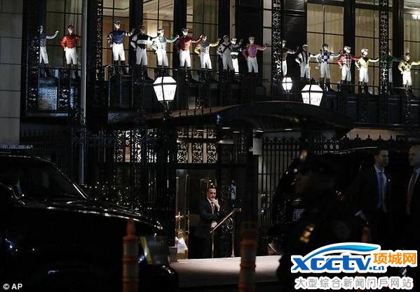 ��ΪŦԼ�͹�֮�еĹ��壬21���ֲ��ڽ���ʱ������Ϊһ��Ƿ��ưɿ�ʼӪҵ�ġ���20����50�������Ҳ�����һ�γ�������Ļ�ϣ�Ƭ���Ƕ��������ġ��������ˡ�������֮��һ����������ʰ�����������ϵس����ڵ�Ӱ����Ӿ��С�������ǰ���ֳ�ʱ���Ѿ��������齫����Χ������