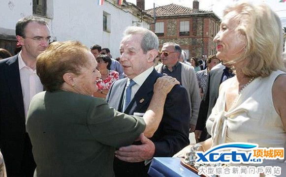 ���̼���ÿ�˻���2000��