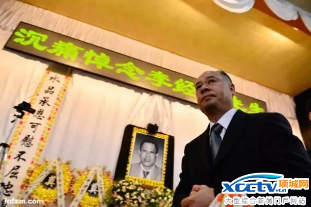 2013年4月26日下午2点,李经纬追悼会在三水殡仪馆举行,李宁泪水潸然,几度不能自持。 (南方日报记者 卢奕诚/图)