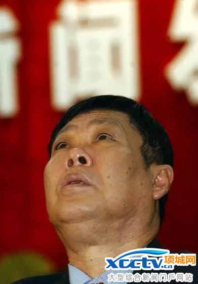 2002年1月15日,李经纬送别自己一手创办的健力宝。在当时的新闻发布会上,他含泪仰天,不发一语,令观者动容。 (新华社记者 刘大伟/图)