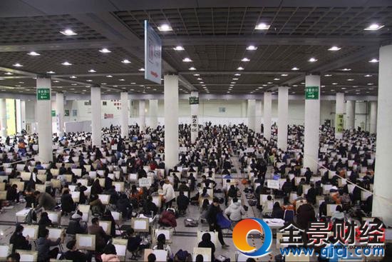 2月5日,考生在位于济南舜耕会展中心的山东工艺美术学院考点参加艺考。