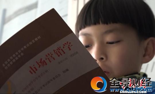 何宜德称,这次自考选择的销售管理专业,是自己选的,因为以后要当企业家。 葛勇 摄 何宜德称,这次自考选择的销售管理专业,是自己选的,因为以后要当企业家。 葛勇 摄
