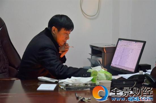 贾芝华接到求助电话后开始忙着记录
