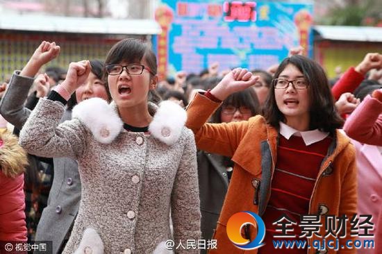 河南高中百天誓师 高三学生随着主持人的口号举臂“誓师”。