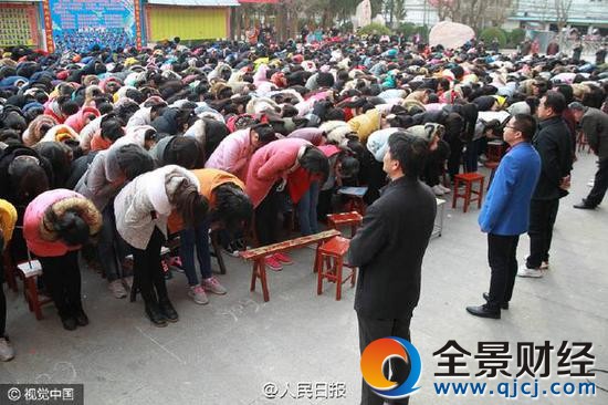 河南高中百天誓师 高三年级的教师们站在前排接受学生“鞠躬致谢”。