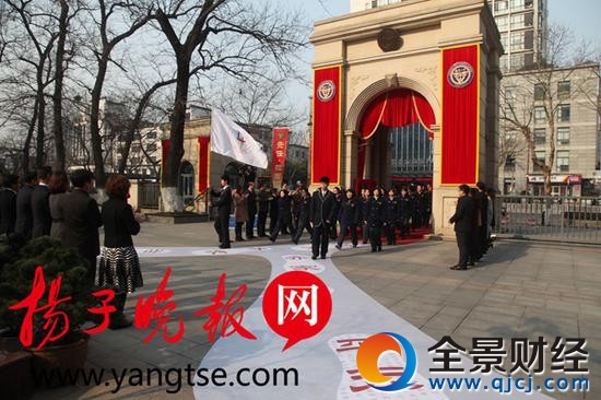 校领导和班主任迎接中门进入的学生践行“修身齐家治国平天下”的成人责任。