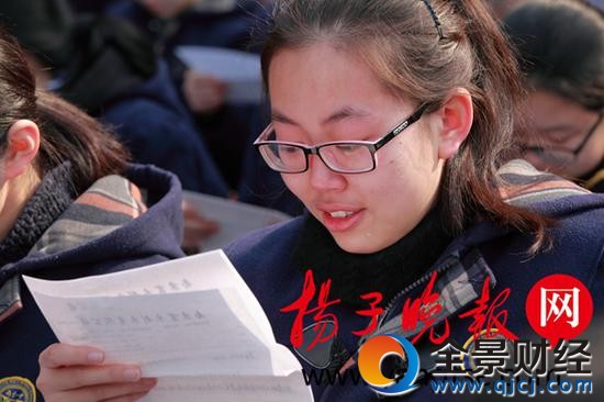 学生含泪读家书。